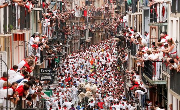 a large crowd of people